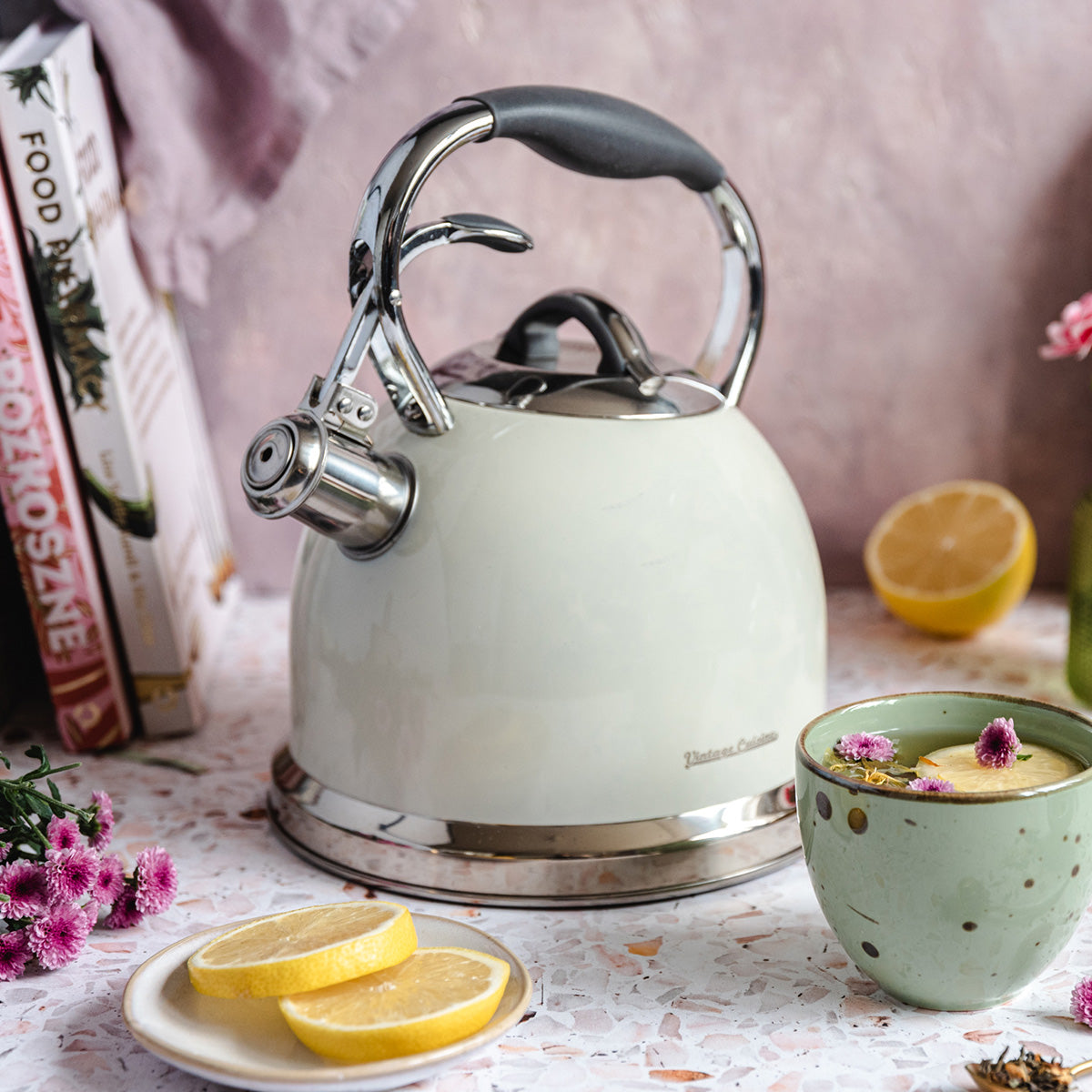 Traditioneller Retro-Wasserkocher mit Pfeife Vintage Cuisine