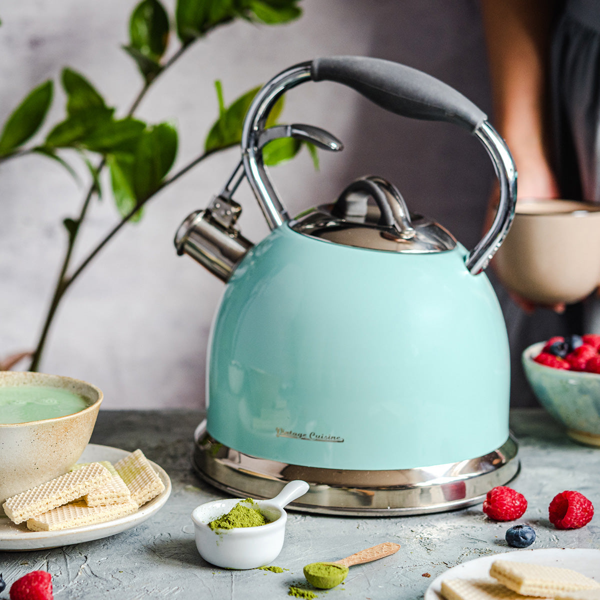 Traditioneller Retro-Wasserkocher mit Pfeife Vintage Cuisine