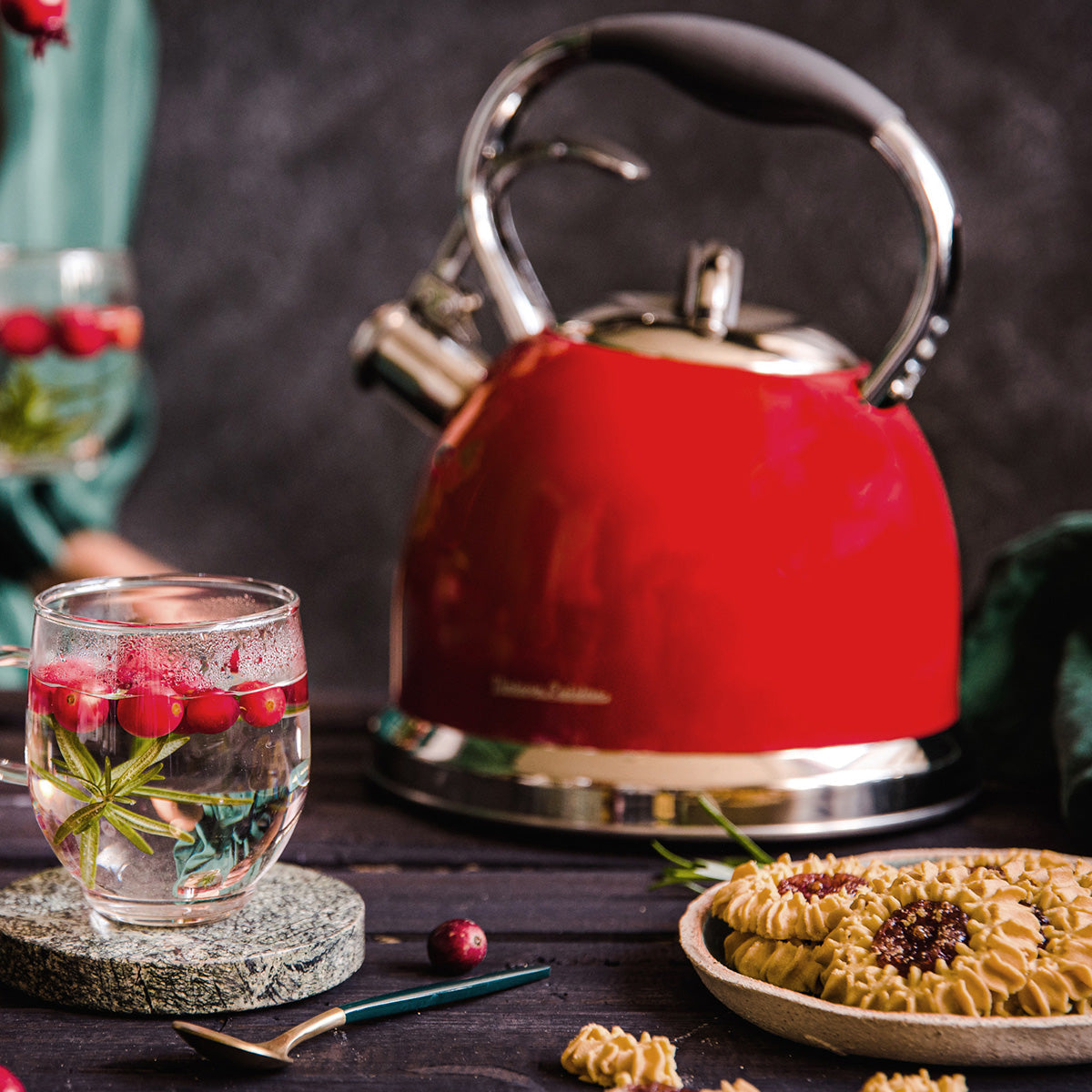 Traditioneller Retro-Wasserkocher mit Pfeife Vintage Cuisine
